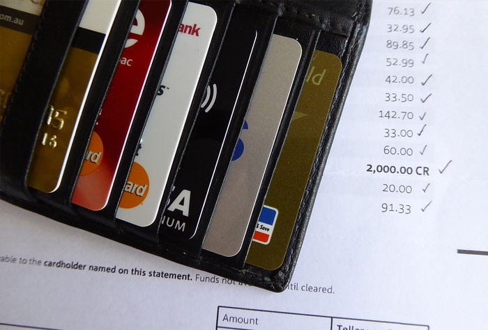 “돈 벌면 카드값 정산”…개인신용 부채 크게 감소