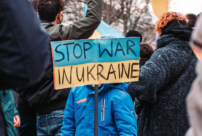 러시아 우크라 침공, “석유·식품가격 더 오를 것”