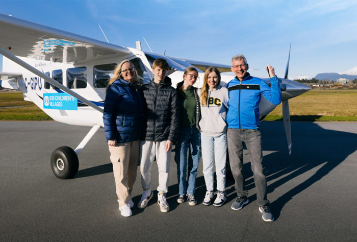 다섯 명의 일가족 경비행기 타고 세계일주에 나서