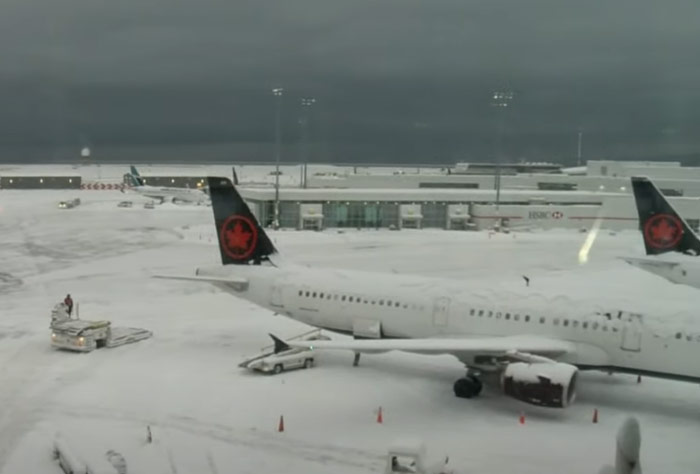 폭설로 밴쿠버 국제공항 마비…연휴 ‘항공 대란’
