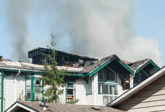 콘도 주민들, 화재 낸 ‘이웃’에 피해 보상 요구