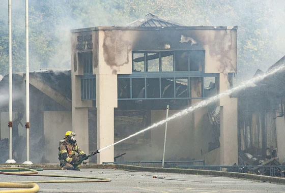 포트 코퀴틀람 초등학교 미심쩍은 화재로 전소돼
