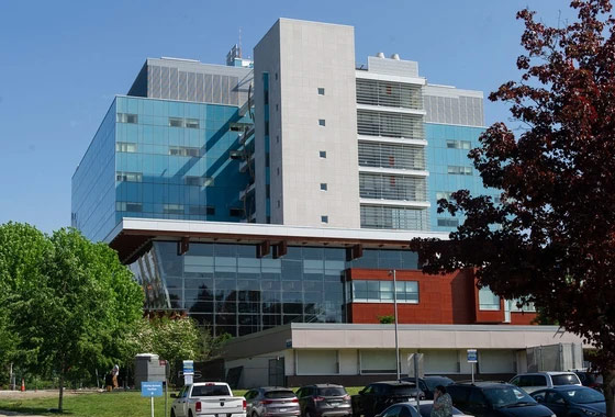 써리 병원 ‘신생아 접촉 사건’…상의 벗고 아기 안은 여성 기소 new