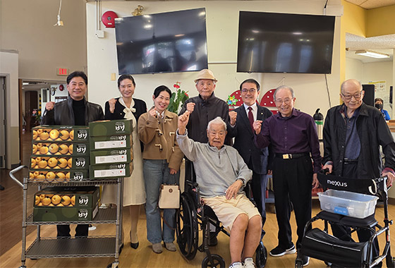 민주평통 밴쿠버협의회 유공자들에게 설 선물 전달 new