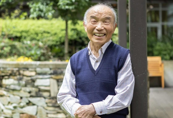 “매 순간이 선물입니다”…90세 최고령 마라토너의 인생 역주 new